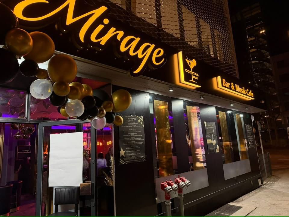 Das beleuchtete Mirage Bar und Musik-Cafe mit goldenen und schwarzen Luftballons
